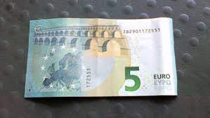 Latvietes doto eiro banknoti Briselē atsakās pieņemt